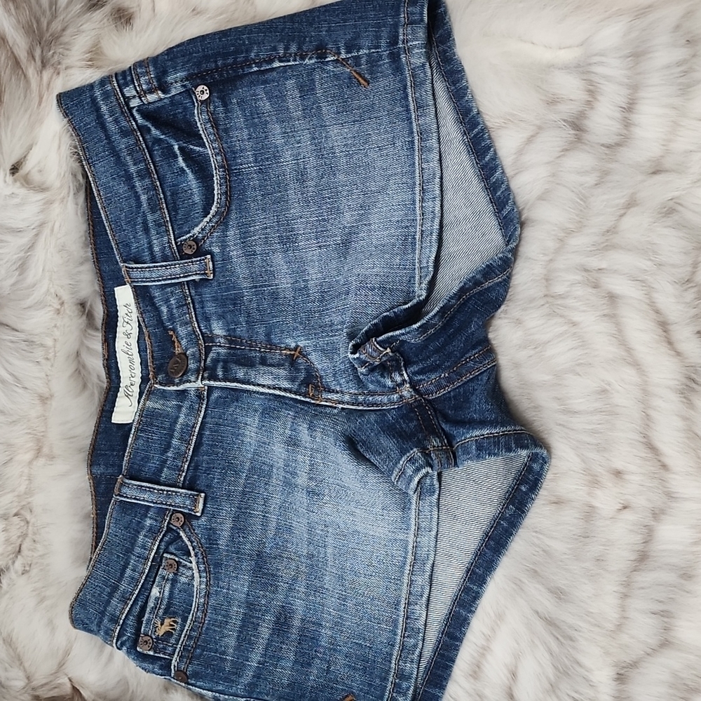 Like New Abercrombie & Fitch Dark Wash Slightly Distressed Jean Shorts Sz 2